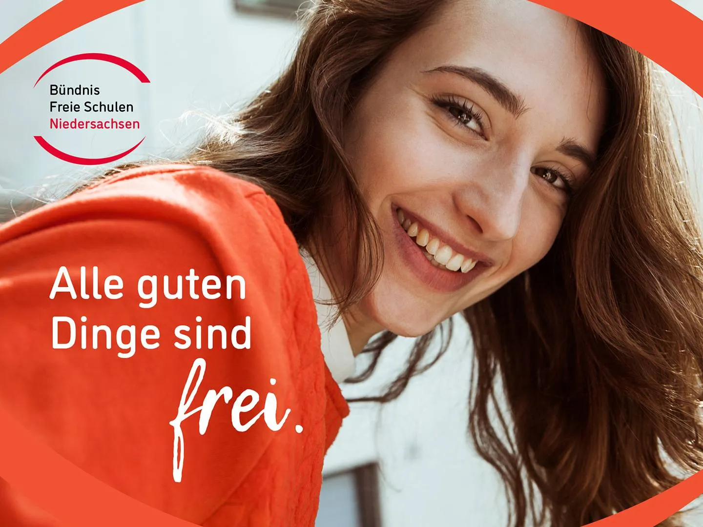 Nahaufnahme einer lachenden Frau mit dem Slogan „Alle guten Dinge sind frei“. Ausdrucksstarkes Bild für Bildungskampagnen, Engagement und Markenauftritt.