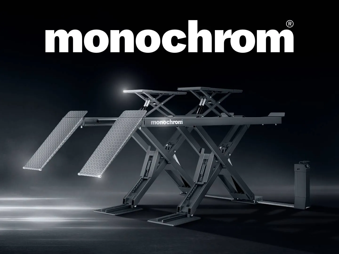 Stylisierte Hebebühne in Schwarz mit Markenlogo „monochrom“. Aussagekräftiges Motiv für Produktbranding, Markenauftritt und B2B-Kommunikation.