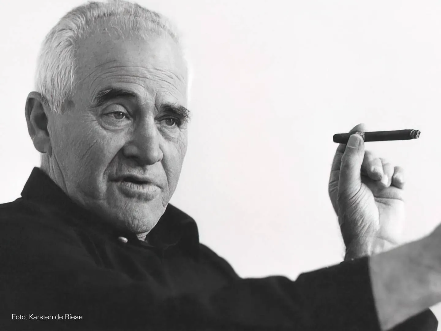 Ausdrucksstarkes Porträt von Otl Aicher mit Zigarre in der Hand. Ideal für Kampagnen zu Designgeschichte, Markenikonen und Kommunikation mit Haltung.