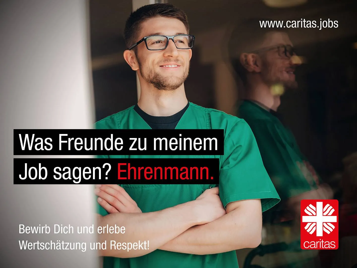 Pflegekraft mit verschränkten Armen vor neutralem Hintergrund. Werbemotiv mit Slogan für Recruiting- und Imagekampagnen im Sozialbereich.