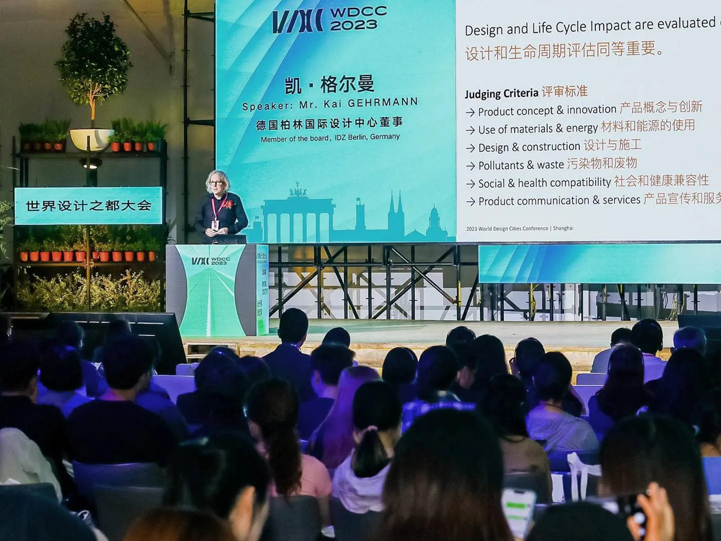 Vortragsszene mit Kai Gehrmann bei Konferenz. Starker visueller Auftritt für Markenkommunikation, Leadership und Event Branding.