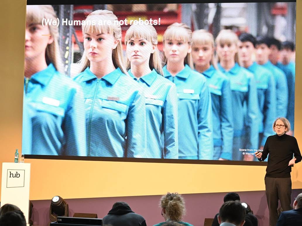 Vortrag über Zukunft der Arbeit mit Präsentation „Humans are not robots“. Motiv für Kampagnen und Kommunikation rund um Digitalisierung, Technologie und Menschlichkeit.